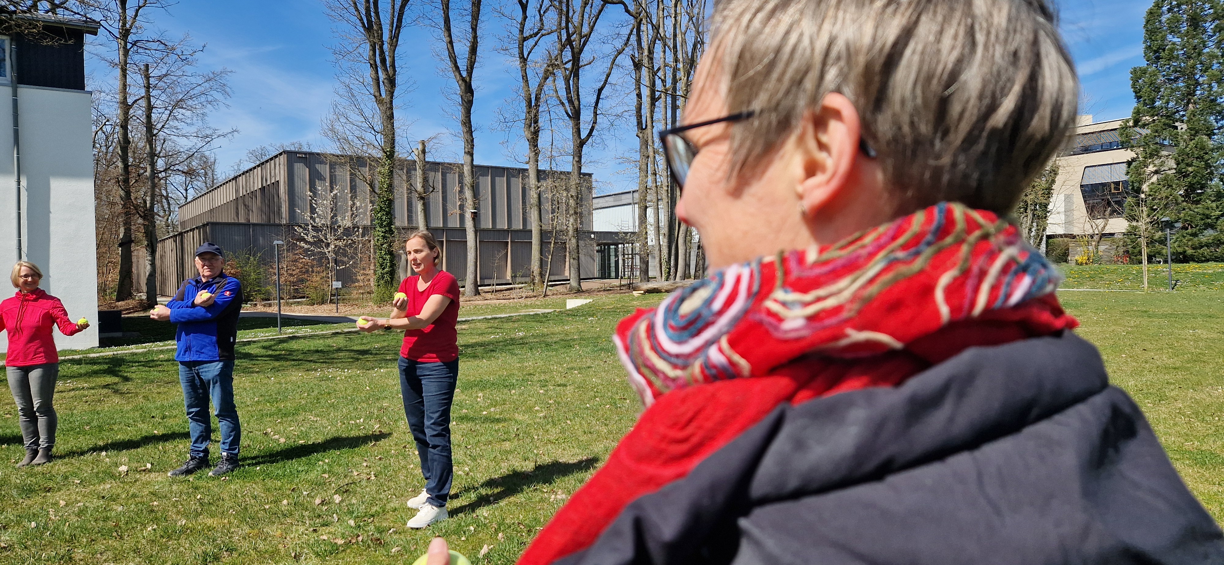 Ina Schmid zeigt eine Lifekinetik-Übung mit zwei Tennisbällen. 